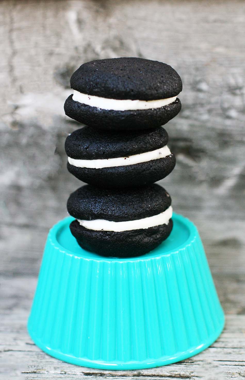 Homemade Oreos: Learn how to make them at home, using black cocoa. Click through for recipe!