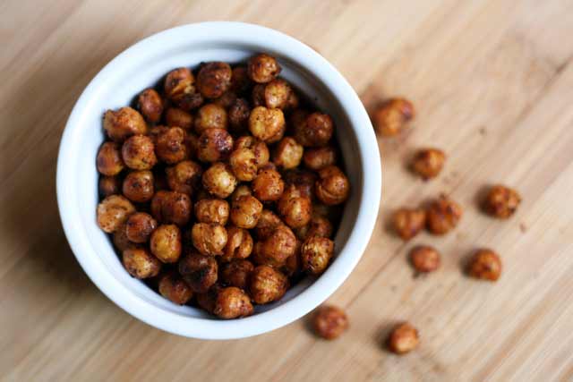 Roasted garbanzo beans recipe: A cheap and healthy snack. Repin to save!