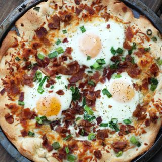 Breakfast pizza: This is SUPER easy and adaptable - not to mention, super cheap! Click through for recipe.