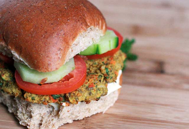 Curried lentil burgers recipe. This vegetarian burger will keep you satisfied. Click through for recipe.