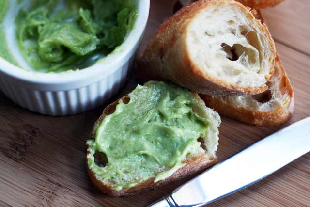 Pesto butter recipe, great on baked potatoes, baguette, and grilled chicken. Repin to save!