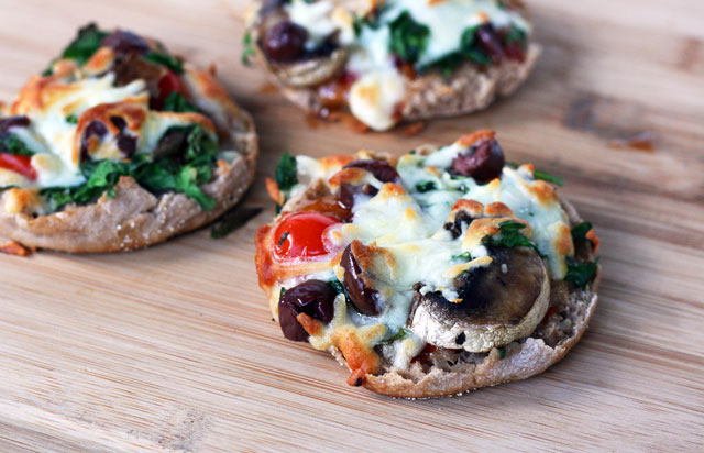 English muffin pizzas recipe. All the flavor, much less work. Click through for recipe!