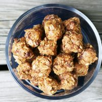 No bake energy bites recipe. A healthy snack (or breakfast) that is super easy to make.