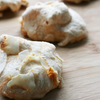 Coconut meringue cookies: Learn how to make homemade meringues. Customizable! Click through for recipe.