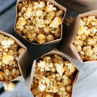 Chicago popcorn mix recipe. Make your own caramel/cheesy popcorn mix at home!