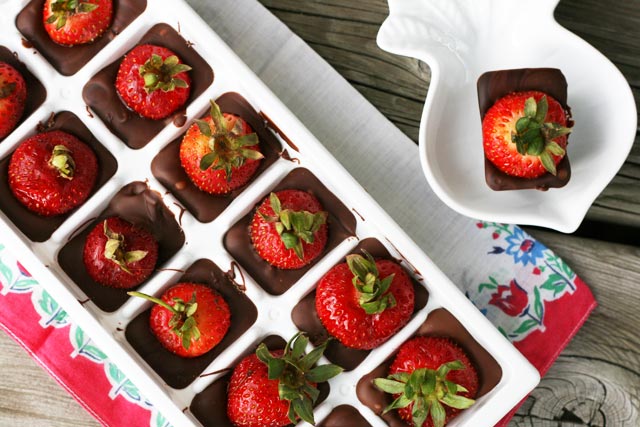 Chocolate-covered strawberries, made in an ice cube tray. Just 2 ingredients! Repin to save.