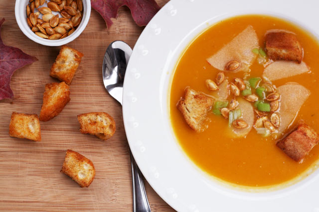 Roasted butternut squash soup with paprika croutons. Click through for recipe instructions!