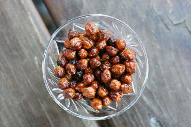 Honey roasted chickpeas. A sweet twist on classic roasted chickpeas. Repin to save!