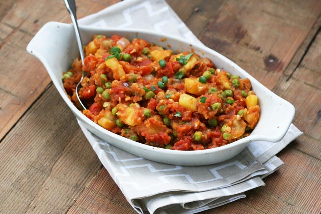 Indian pea and potato curry (Aloo Matar). An Indian recipe for beginners - like me! Repin to save.