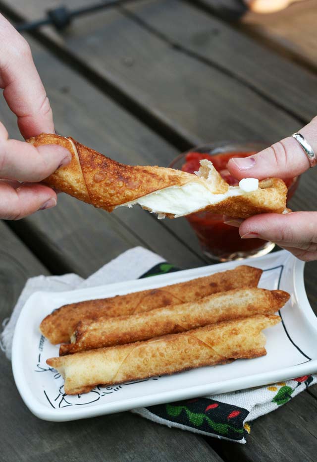 Wonton wrapper mozzarella sticks recipe, with only 2 ingredients. Just 5 minutes to make!