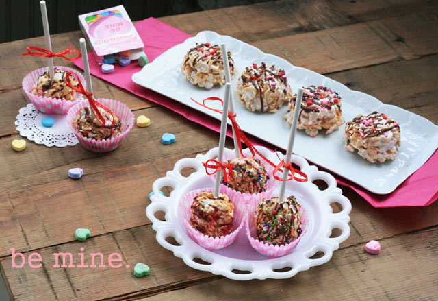 Cereal pops recipe, great for Valentine's Day! Repin to save.