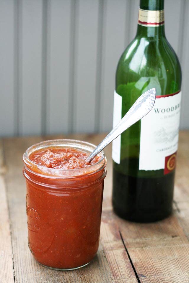 Leftover wine? Lucky you. This red wine pasta sauce tastes great and eliminates food waste. Repin to save!