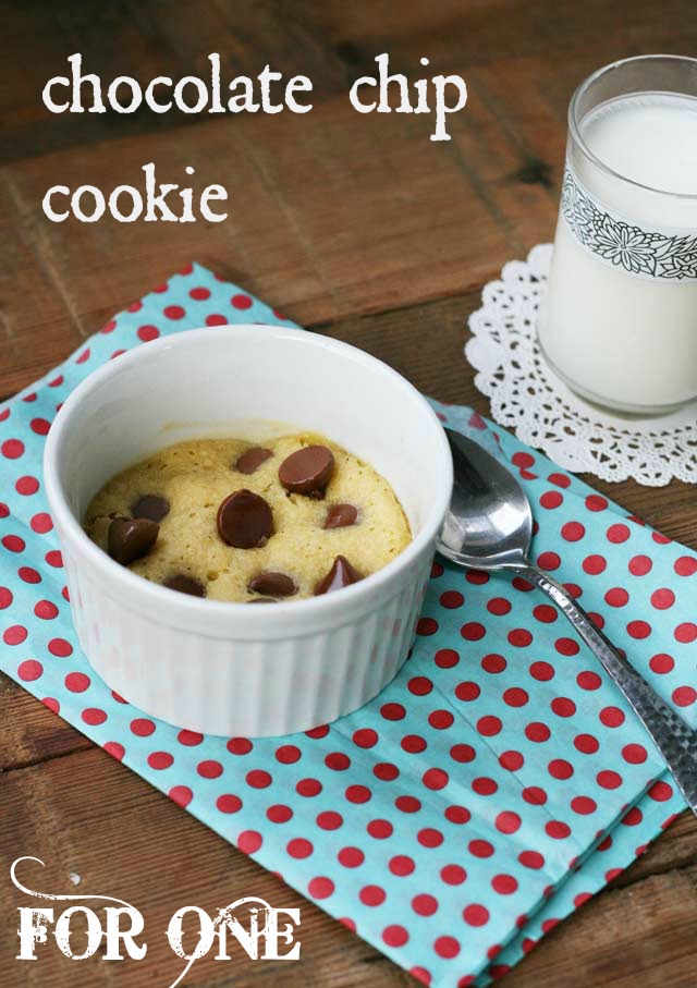 Individual chocolate chip cookie, baked in the microwave. One of the 5 Best "In a Mug" recipes from Cheap Recipe Blog. Repin to save!