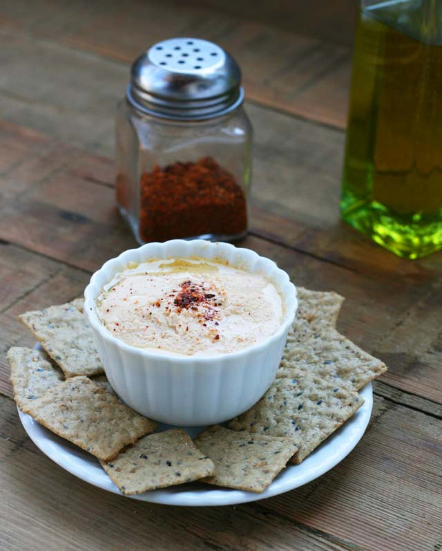Roasted cauliflower and Greek yogurt dip recipe. A healthy dip that doesn't cost much. Repin to save.