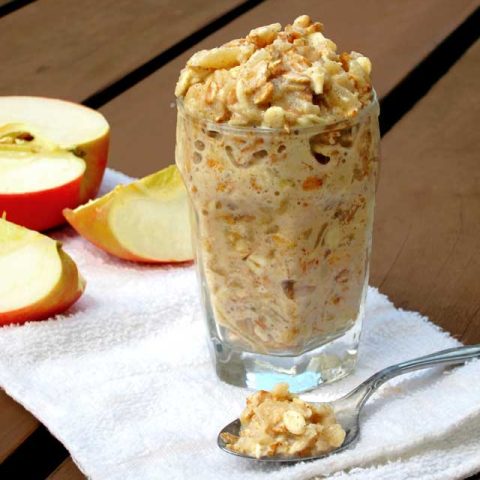 Applesauce overnight oatmeal recipe, from www.cheaprecipeblog - Repin to save!