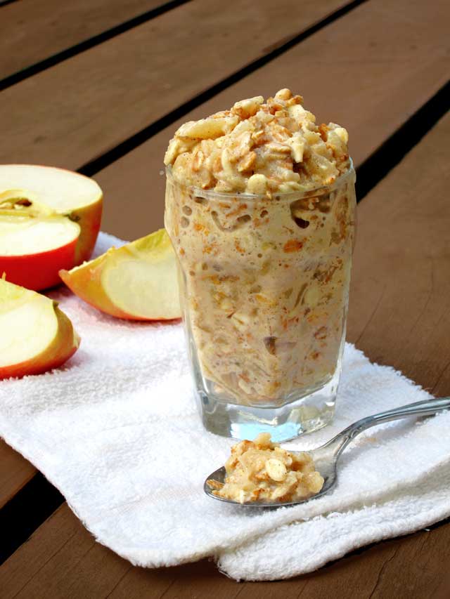 Applesauce overnight oatmeal recipe, from www.cheaprecipeblog.com - Repin to save!
