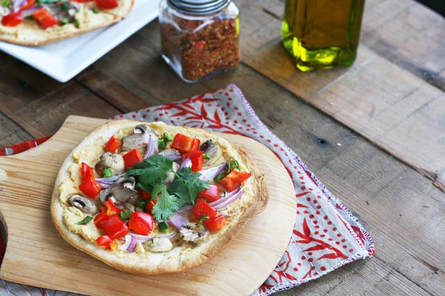 Veggie hummus pizza recipe. Surprisingly delicious! Click through for recipe.
