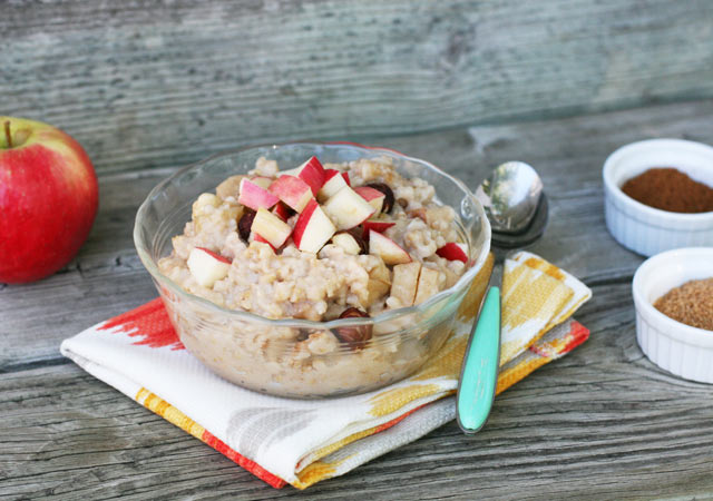 Slow cooker apple oatmeal, feed 4 people for less than $10 a day!