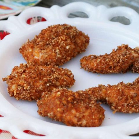 Homemade baked crispy chicken nuggets recipe. Click through for recipe!