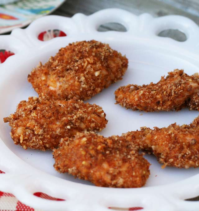 Homemade baked crispy chicken nuggets recipe. Click through for recipe!