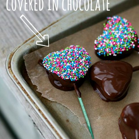 Get the recipe: Chocolate-covered marshmallow hearts. Repin to save!