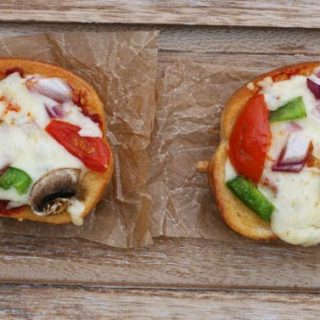 Homemade mini pizzas with a garlic bread crust. Perfect little appetizers! Repin to save.
