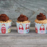 Moist banana cupcakes with chocolate buttercream frosting. The perfect cupcake!! Repin to save.