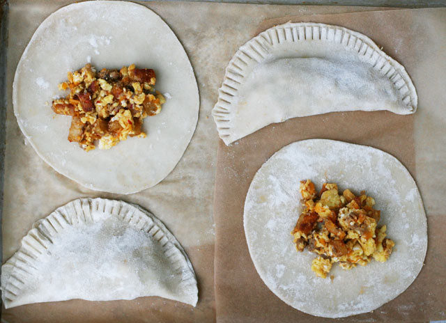 How to make breakfast empanadas. Click through for instructions!