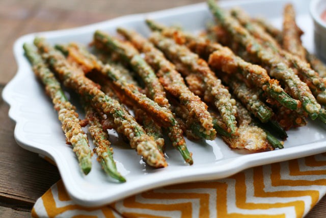 How to make oven-baked Parmesan green bean fries. It's SUPER easy!