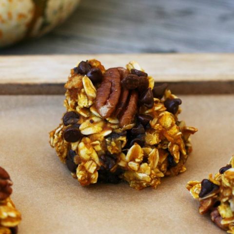 Gluten-free pumpkin oat chocolate clusters. Click through for SUPER easy recipe!