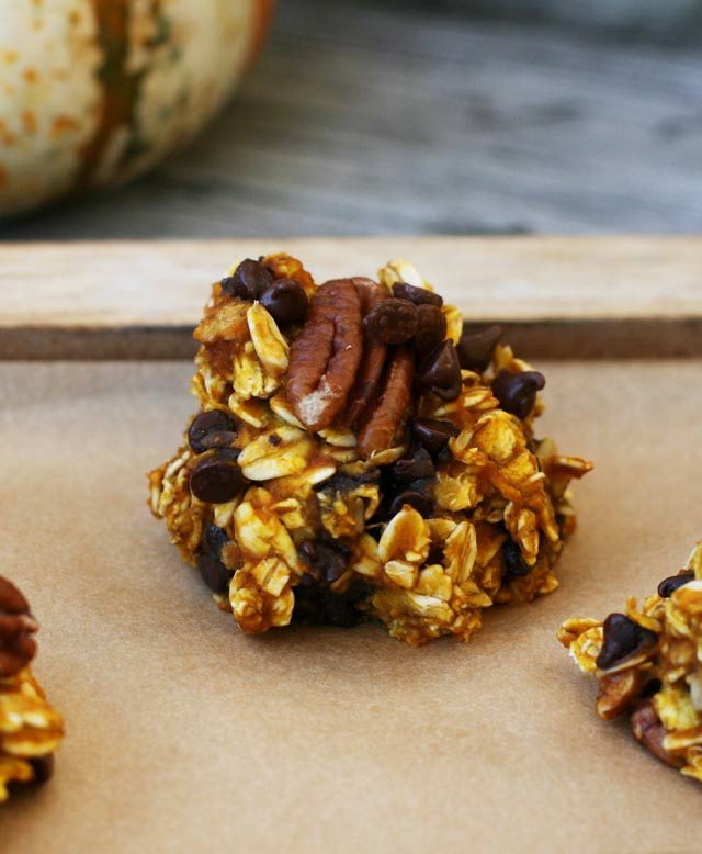 Gluten-free pumpkin oat chocolate clusters. Click through for SUPER easy recipe!