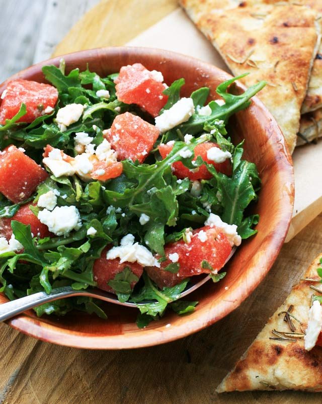 Arbūzu-Feta salāti: Pārvērtiet šos vienkāršos salātus par maltīti, pasniedzot uz svaigas focaccia maizes.  Noklikšķiniet, lai iegūtu recepti!