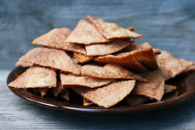 Homemade churro chips, made out of tortilla shells. Click through for recipe!