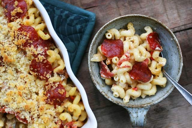 Learn how to make pepperoni mac & cheese. Click through for recipe!