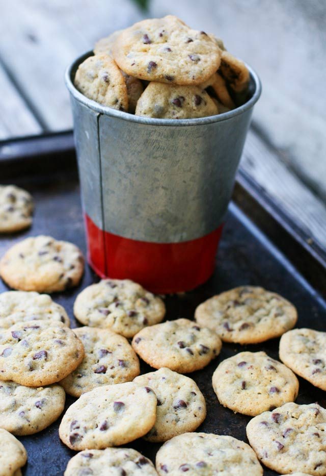 Mini chocolate chip cookies: Click through for recipe!