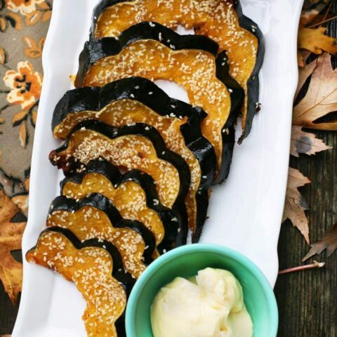 Sesame-glazed acorn squash: A crunchy, caramelized glaze makes this extra delicious! Click through for recipe.