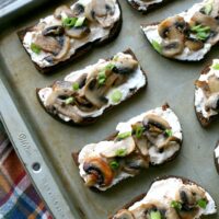 Mushroom Toasts: Just 10 minutes to make, a real crowd-pleasing appetizer recipe!