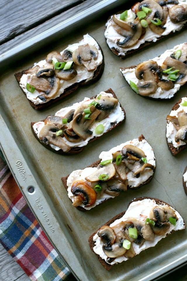 Mushroom Toasts: Just 10 minutes to make, a real crowd-pleasing appetizer recipe!