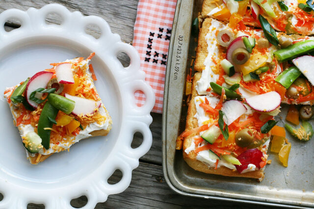 Vegetable pizza, served cold: A great make-ahead appetizer. Click through for recipe!