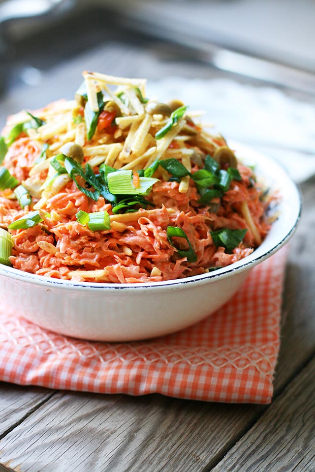 Shoestring salad: A CHEAP and easy salad recipe with carrots, tuna, and shoestring potatoes. Click through for recipe.