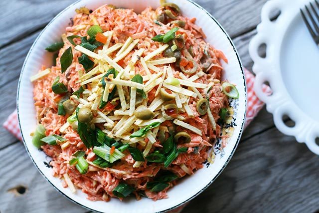 Salada de cenoura com cadarço: Feita com cenoura, atum e batata palha.  BARATO e fácil! 