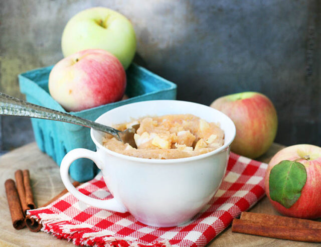Apple-cinnamon mug cake: Got 5 minutes? Then you can make this moist, delicious mug cake with delicious apples.