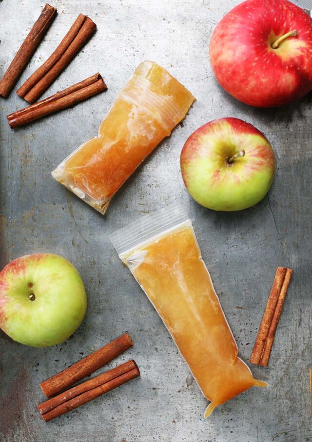 How to make homemade apple cider ice pops: Hint, it's CRAZY easy! Click through for recipe.