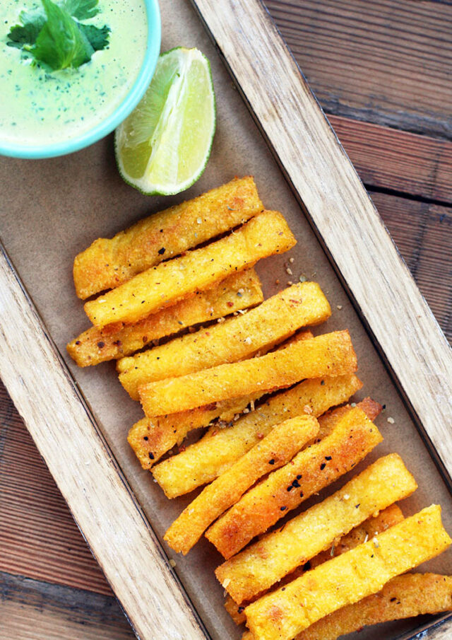 Crispy polenta fries: Oven-baked and super crispy. Click through for this cheap recipe!