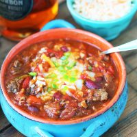 Smoky whiskey chili: This chili has it all - smokiness, spice, sweetness, and that whiskey undertone. Click through for recipe!