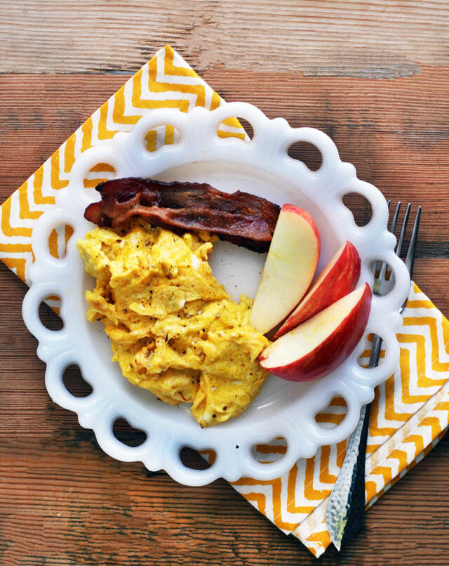 Turmeric scrambled eggs: Add anti-inflammatory (and flavorful!) turmeric to scrambled eggs. Click through for recipe.