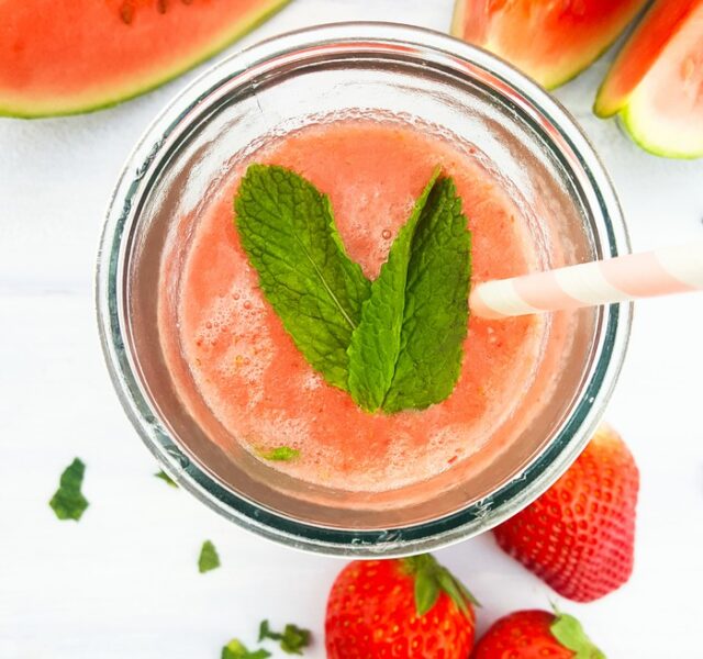 Watermelon & Strawberry smoothies: A delicious, refreshing smoothie recipe for the summer!