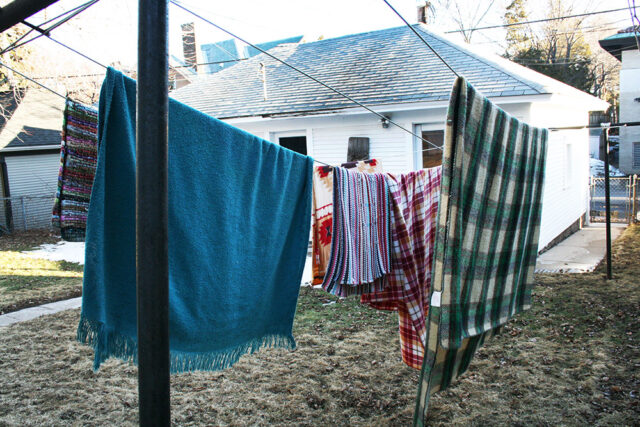 Save money by drying your clothes and laundry on the clothesline! Get more money-saving laundry tips by clicking through.