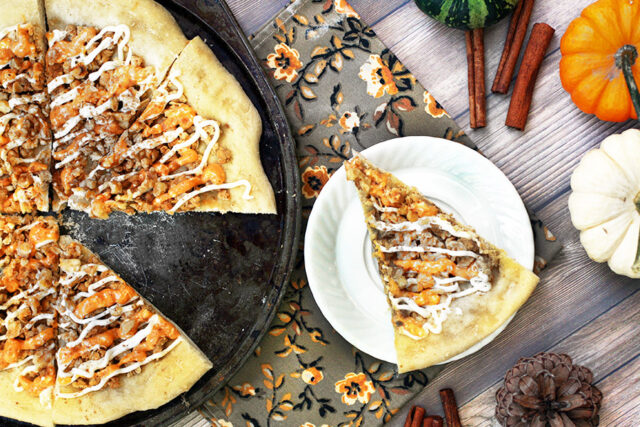 Pumpkin spice dessert pizza: Dessert pizza, with a fall twist. Click through for recipe!