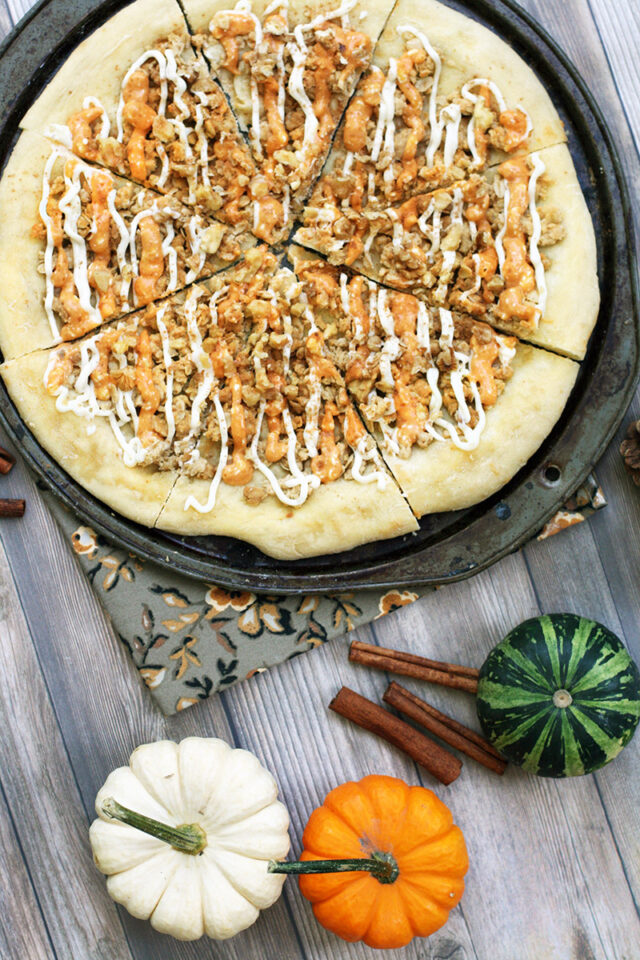 Pumpkin spice dessert pizza: Have your pizza AND your pumpkin spice at the same time! Click through for this sweet recipe.